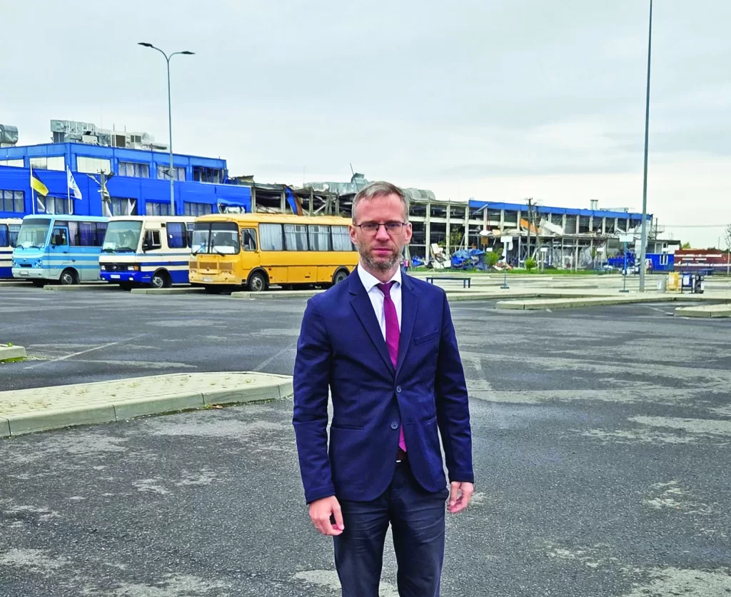 Az alpolgármester a lebombázott munkácsi Flex-gyár előtt