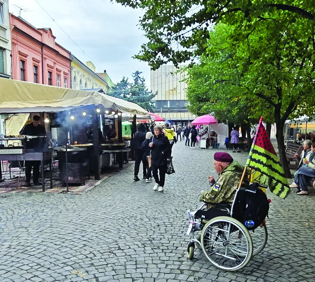 Hadirokkant a főutcán