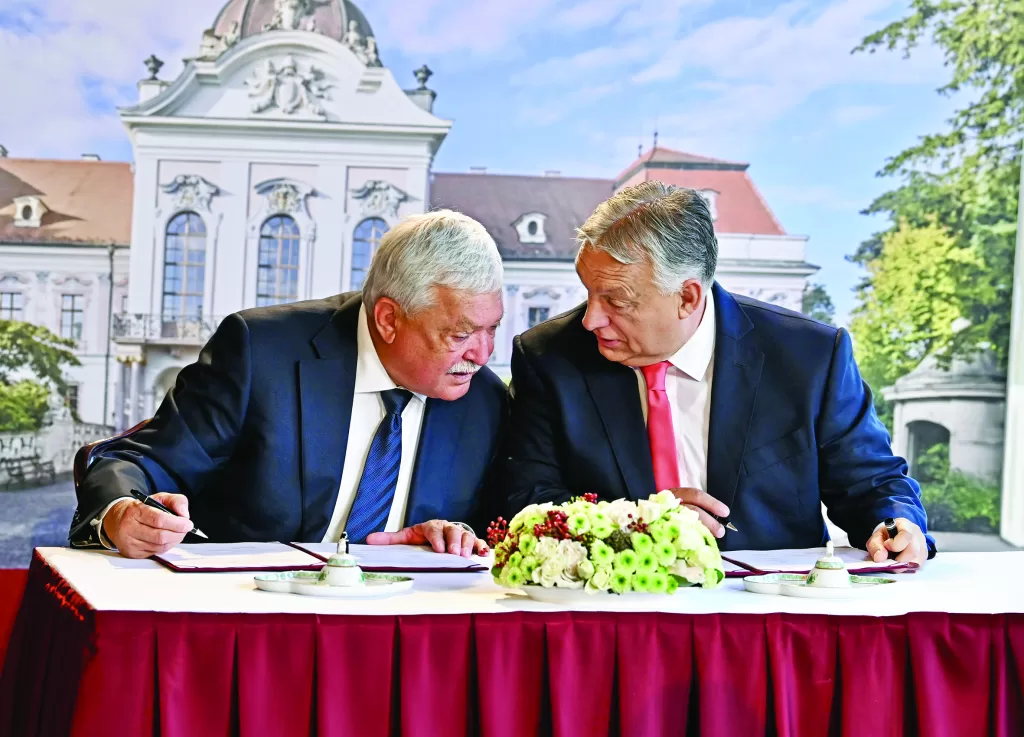 Csányi Sándor és Orbán Viktor ellenőrzik az aláírásokat