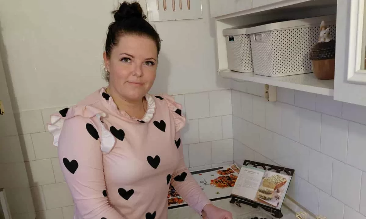 Esze Dóra és a a tripla csokis mousse-torta (balra). Jobbra a vörös bársony torta, amit egy későbbi számunkban mutatunk majd be