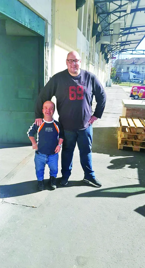 Bese Sanyi és kollégája a Dreher sörgyár raktárában