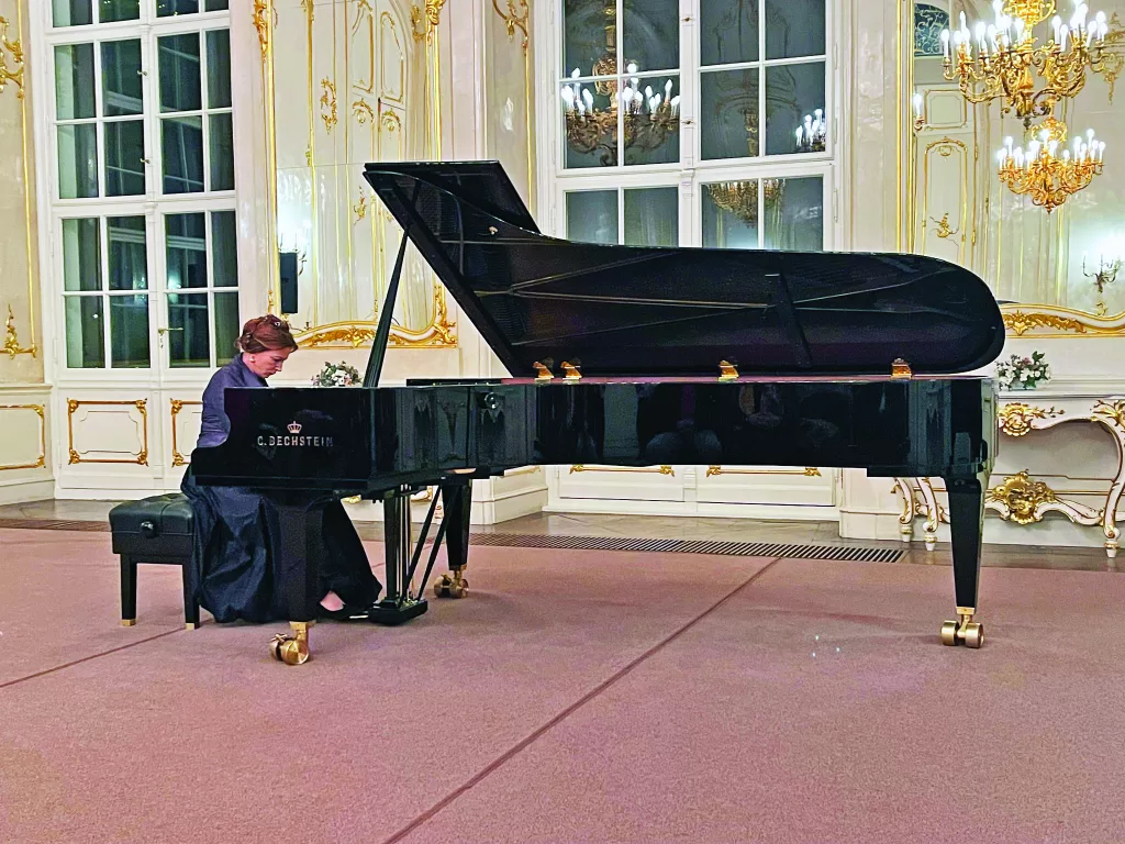 Muza Rubackyte litván zongoraművész a díszteremben a Bechstein-zongorával