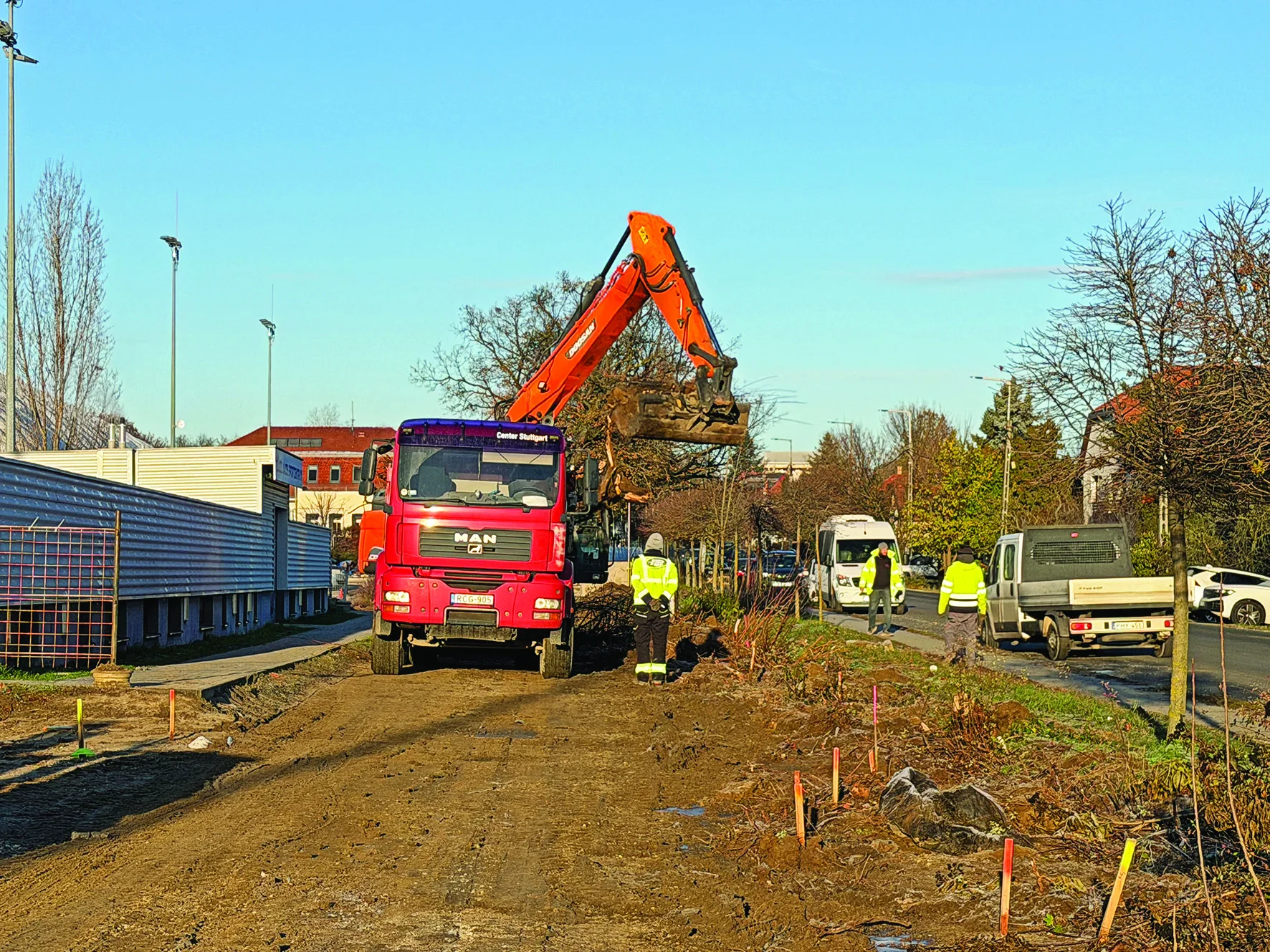 Eltűnt a csúnya betonkerítés, és új út épül