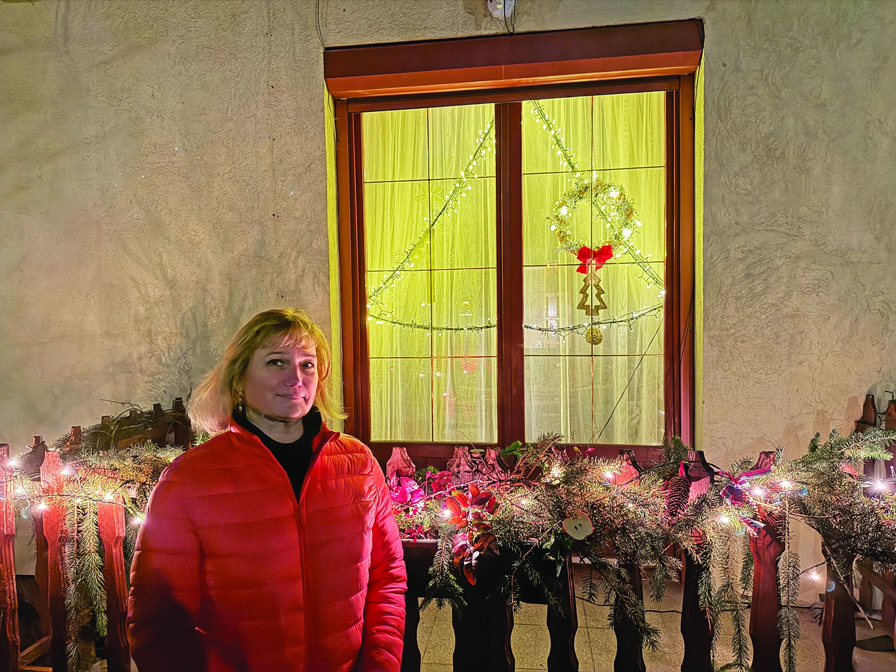 Szedmák Ágnes az első kivilágított ablaknál