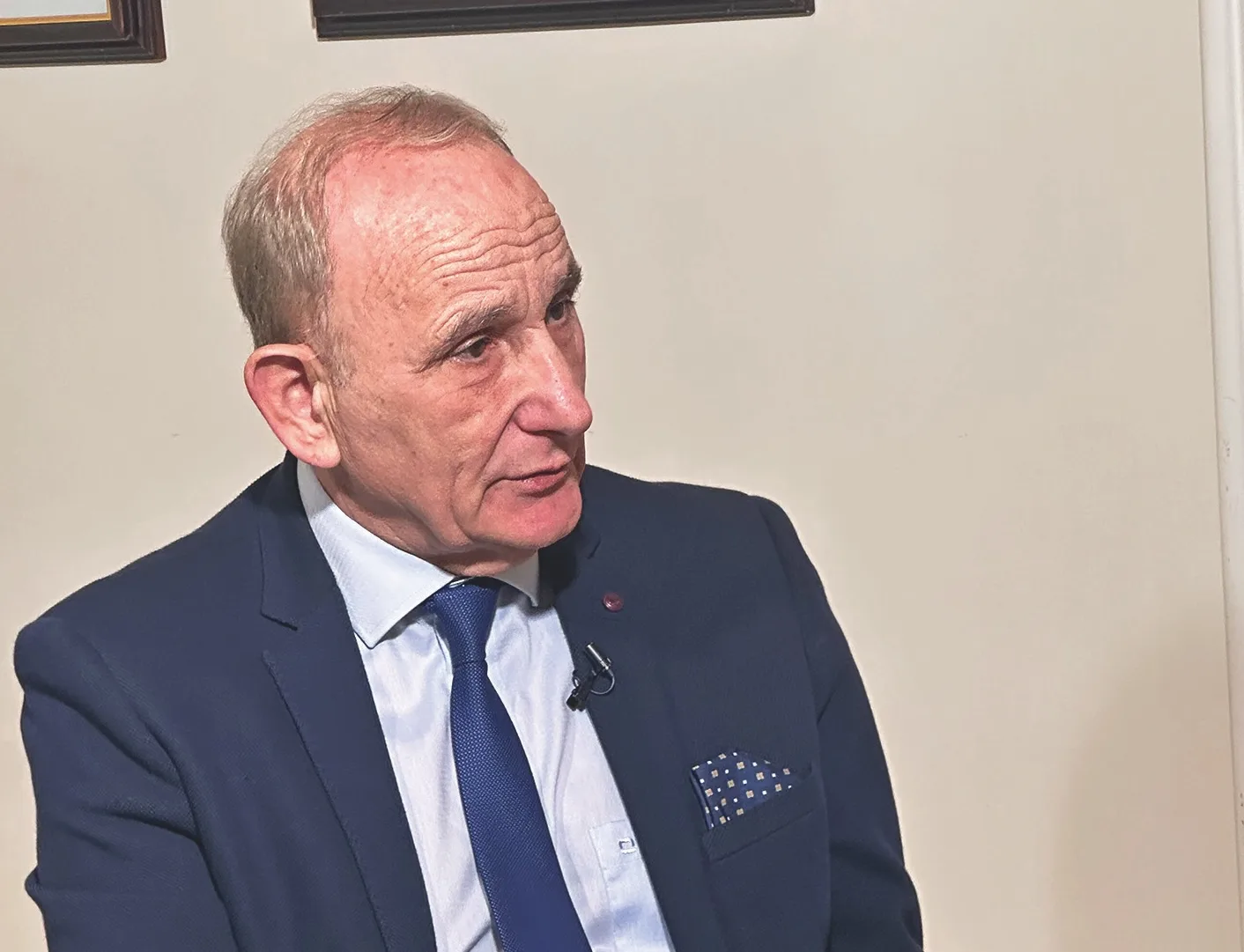 A legfontosabb az, hogy ne feszültséggel, ne haraggal, ne gyűlölettel tekintsünk egymásra, hanem mosolyogjunk és fogjunk kezet.