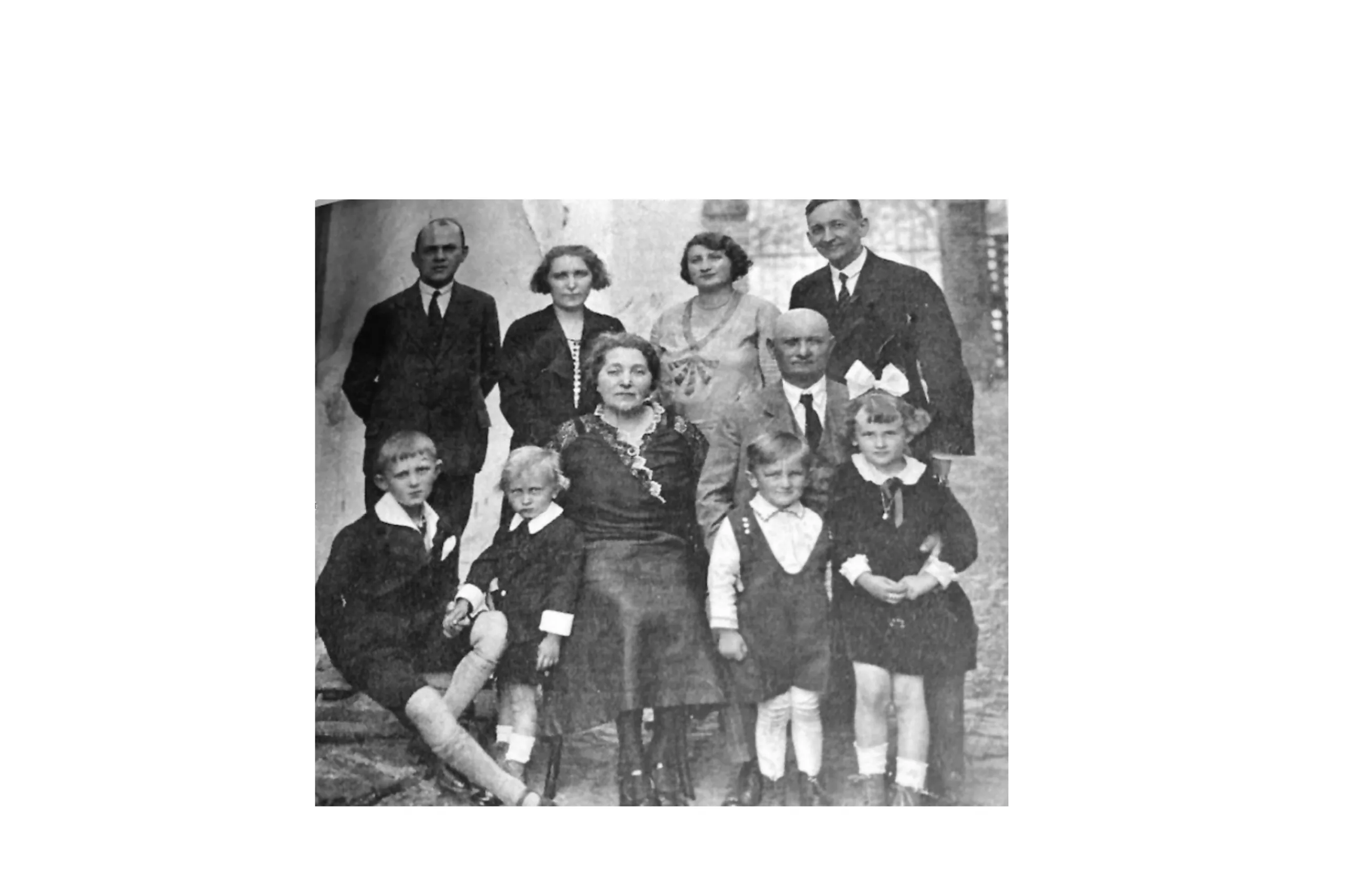 A Sasváry család 1933-ban, középen Pap Gizella és Sasváry Antal