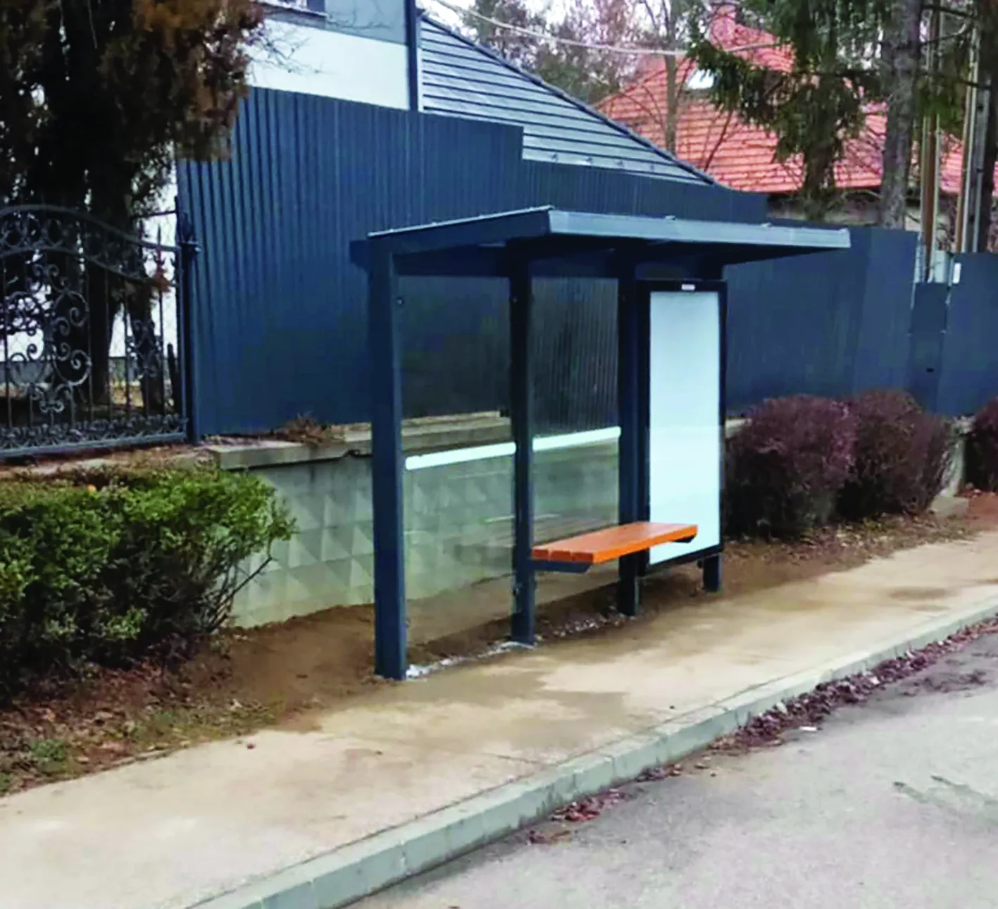 Elkészültek a fedett buszmegállók a Tisza utcai megállóhelyen