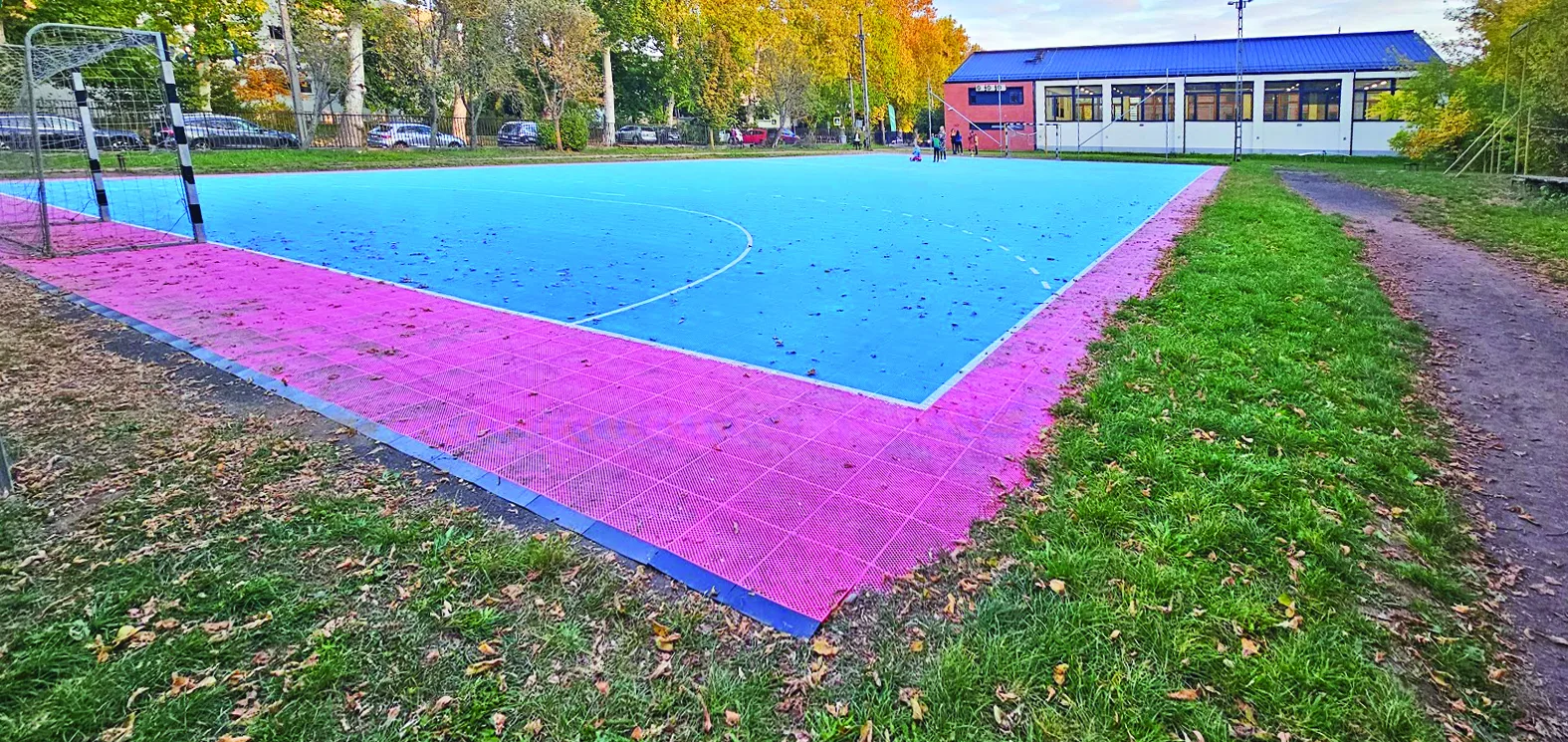 Lecserélik a Hajós-iskolai burkolatot, és szabad marad a pálya