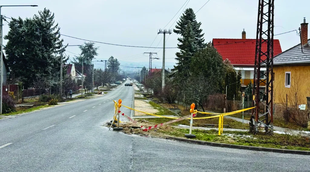 A rossz hír: nyár óta felbontott burkolat a Széchenyi utcában