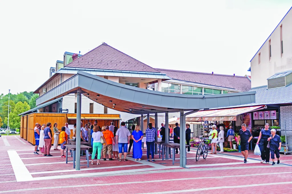 A piac átadója a pagoda alatt. Szintén pályázati pénzből újult meg