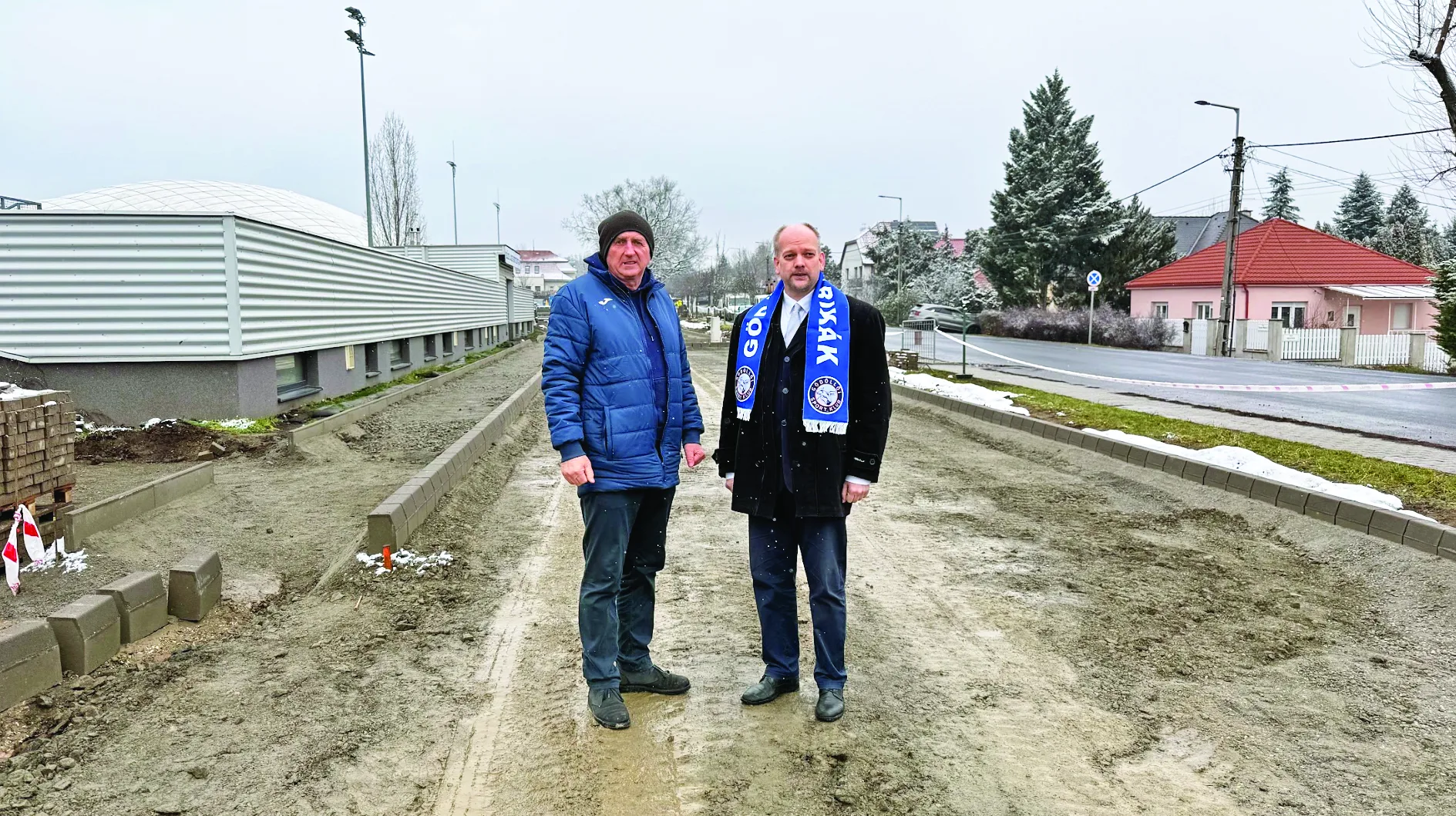 Dr. Jeney László, a körzet képviselője és Rózsavölgyi Sándor, a Gödöllői Sport Klub labdarúgószakosztályának vezetője az épülő parkolóban