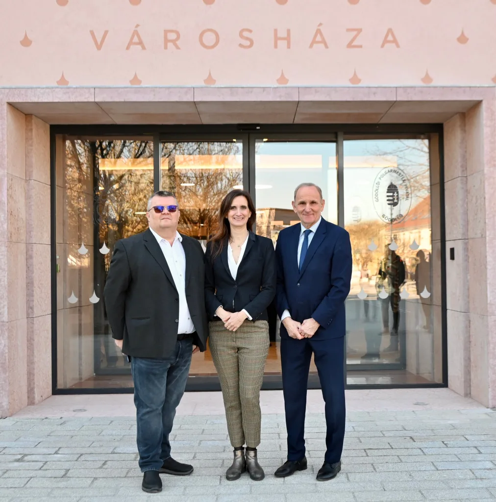 A polgármesteri ezüstéremmel elismert Varga Gábor főmérnök és Mészáros Judit főépítész a polgármesterrel