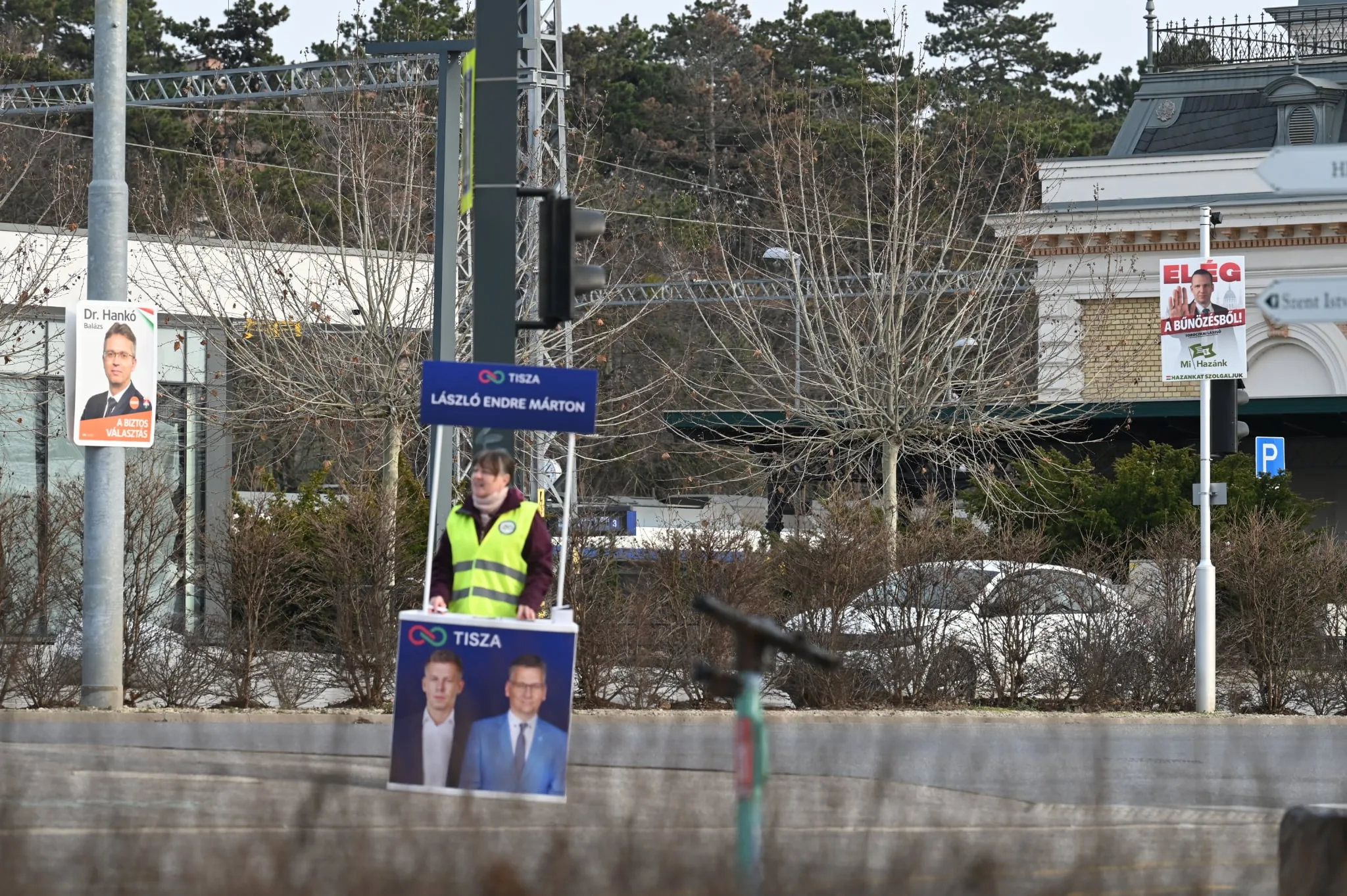 Hankó Balázs és a Mi Hazánk plakátja, illetve a Tisza pultja a vasútállomásnál