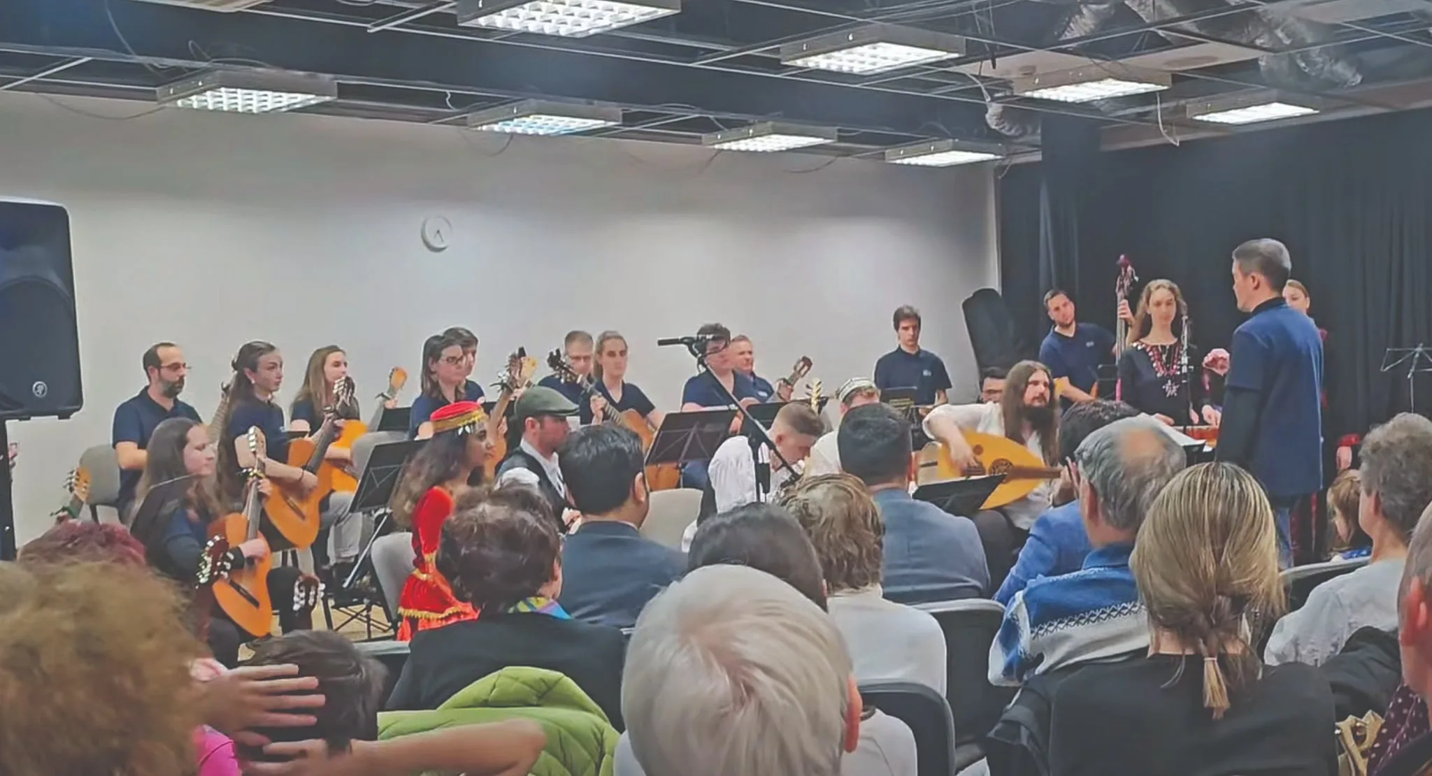 Számos kultúra népzenéjébe adtak betekintést