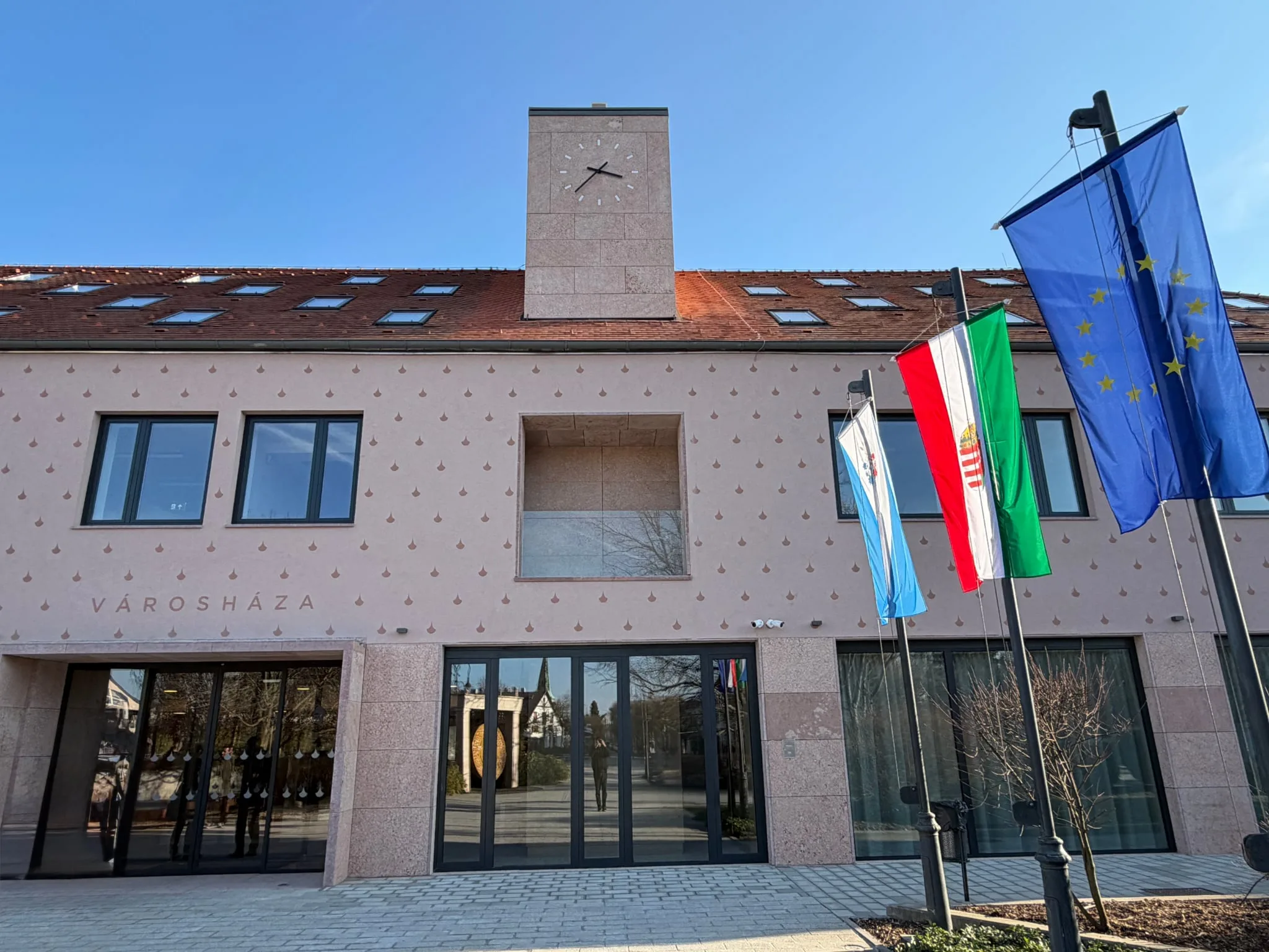 Új építészeti elem az épület óratornya, amely a polgármesteri hivatalt igazi „városházává” teszi