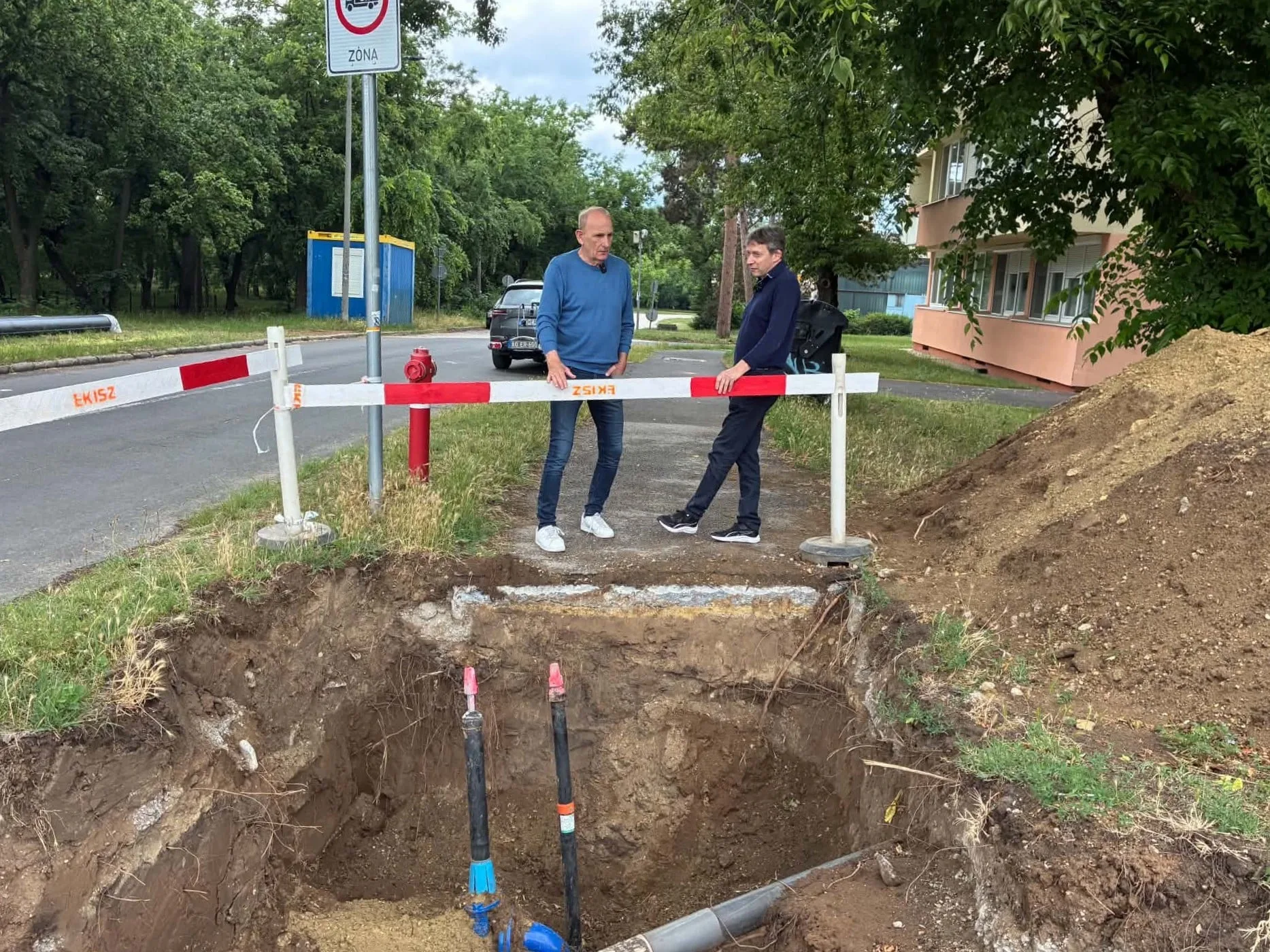 Dr. Gémesi György polgármester és Domonkos Ernő műszaki csoportvezető a munkálatok helyszínén