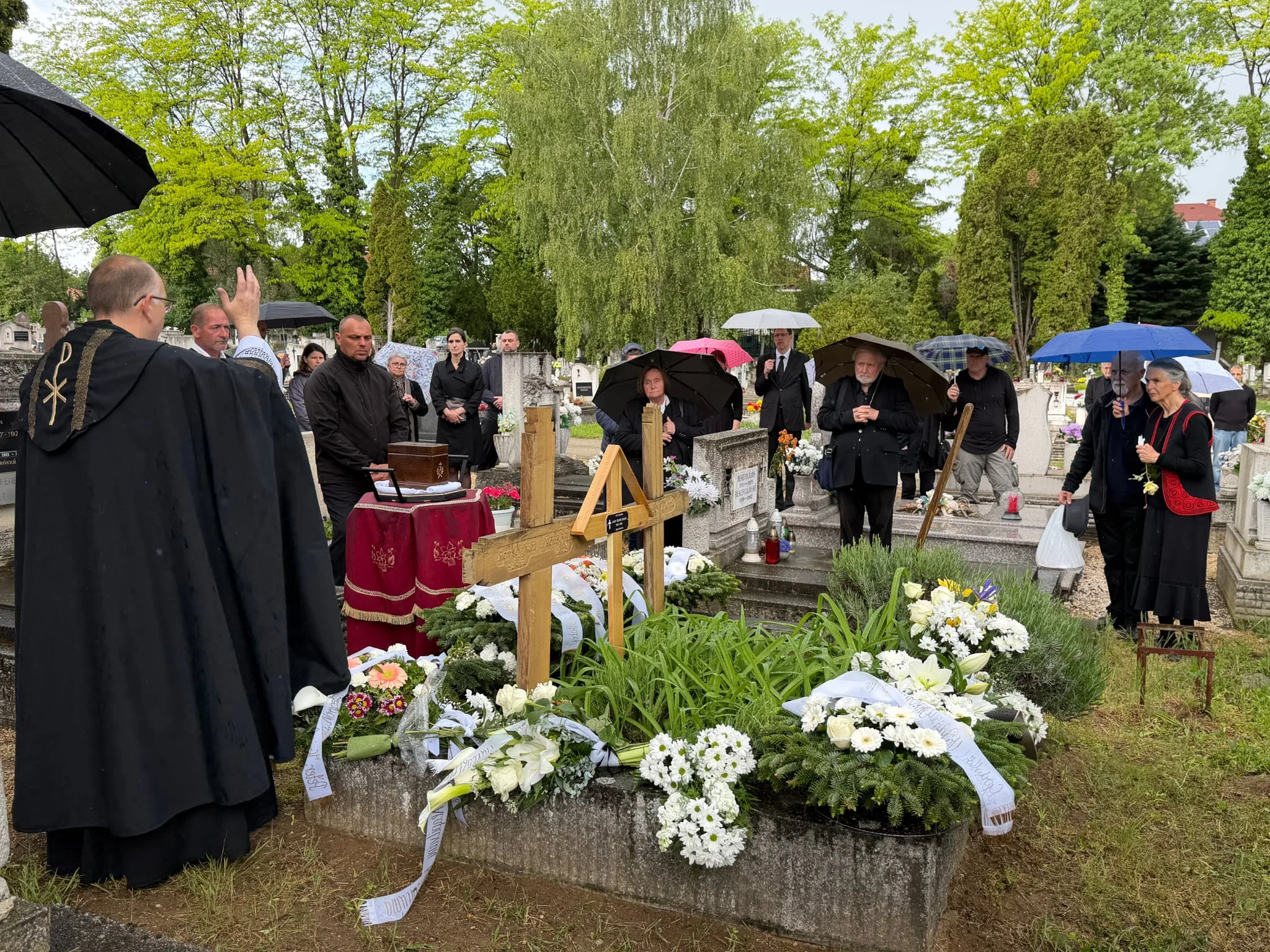 A művészt a városi temetőben gyermekei, rokonai, művésztársai, barátai és tisztelői kísérték el utolsó útjára