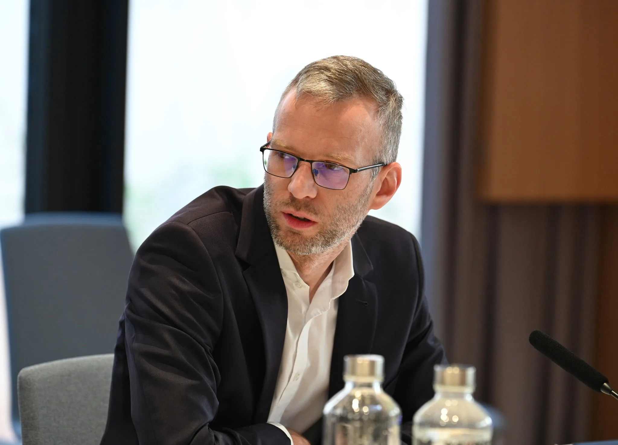 Bárdy Péter alpolgármester a testület előtt