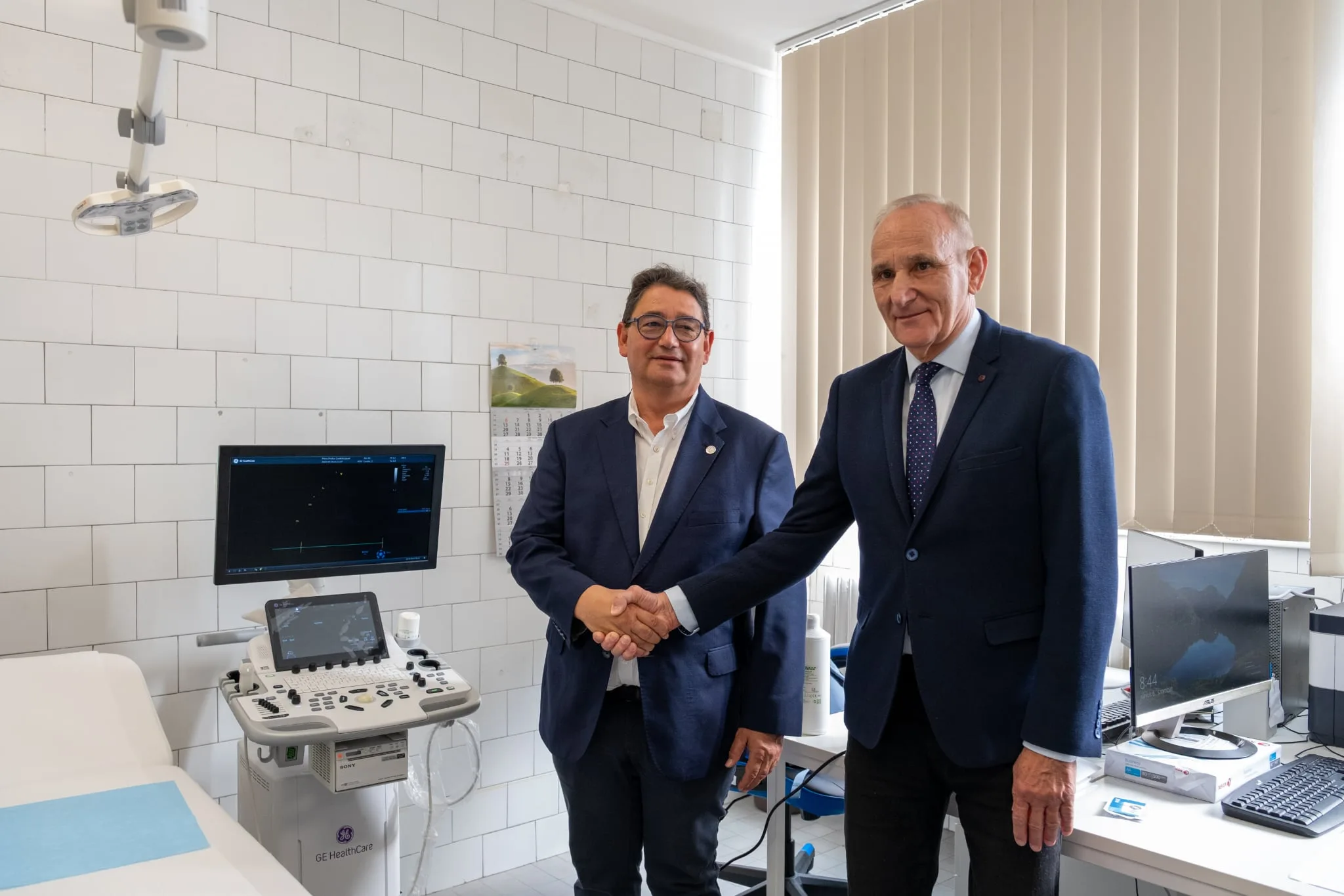 Dr. Merkely Béla rektor és dr. Gémesi György polgármester bemutatja az új szívultrahang-készüléket