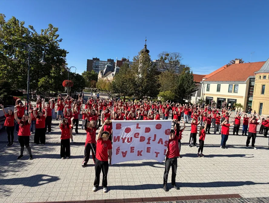 Piros flashmob a főtéren