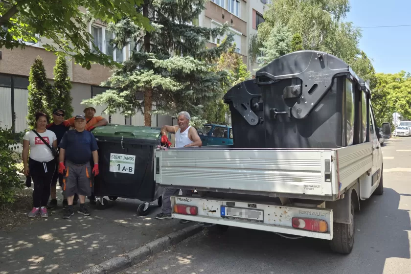 A VÜSZI munkatársai a zárható kukákkal