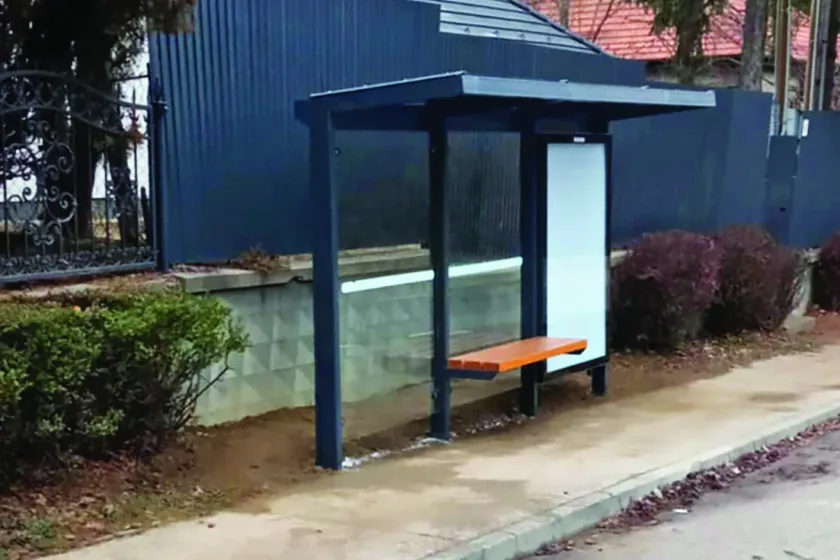 Elkészültek a fedett buszmegállók a Tisza utcai megállóhelyen