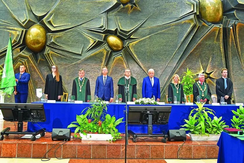 Az elnöki pulpituson középen dr. Gyuricza Csaba, balján dr. Csányi Sándor, jobbján dr. Hankó Balázs | Fotó: Korondi Judit