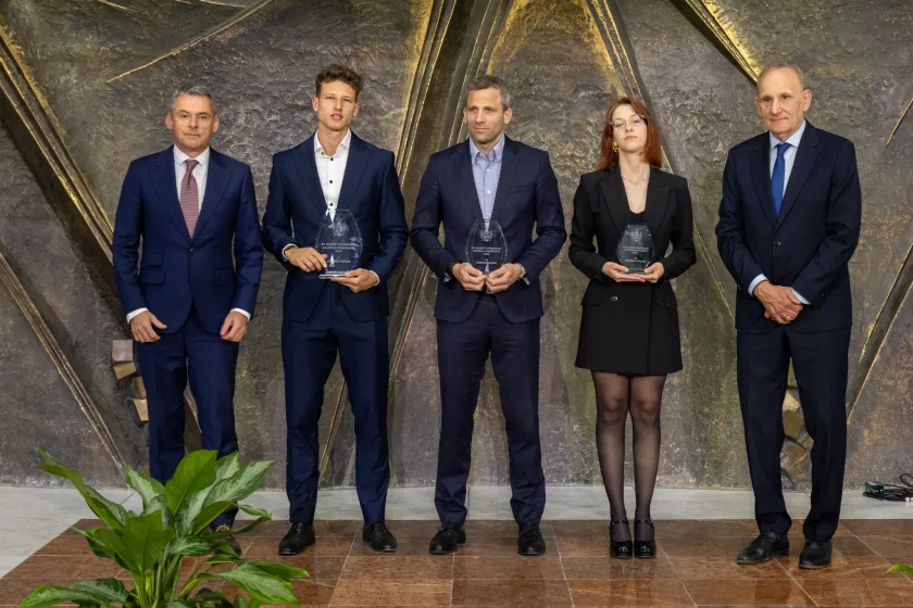 Dr. Gyuricza Csaba, a MATE rektora, Enyingi Patrik atléta, Gémesi Csanád vívó, Mészáros Eszter sportlövő és dr. Gémesi György polgármester a díjátadón