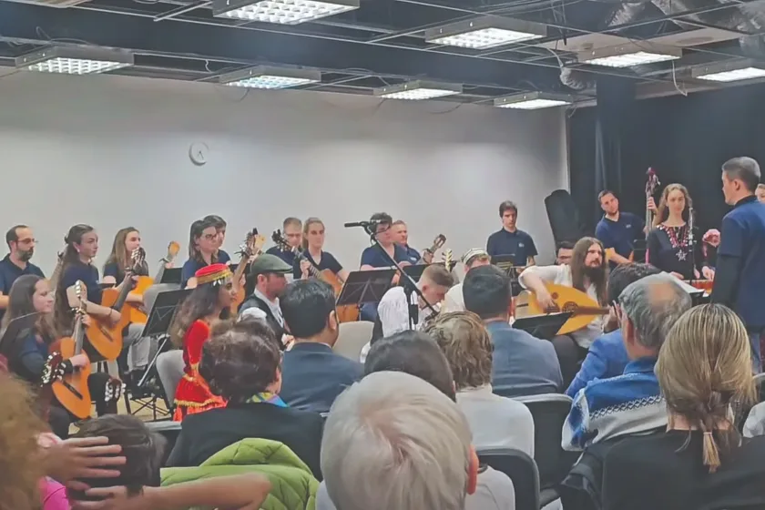 Számos kultúra népzenéjébe adtak betekintést