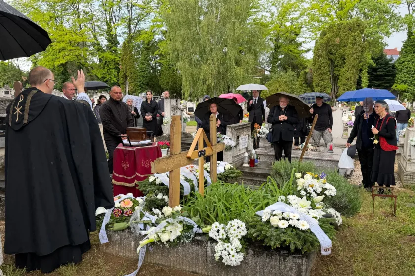 A művészt a városi temetőben gyermekei, rokonai, művésztársai, barátai és tisztelői kísérték el utolsó útjára