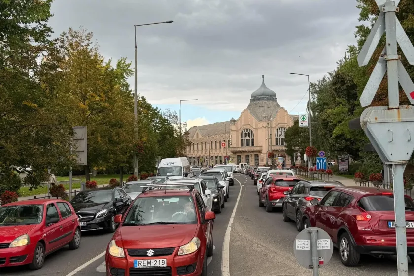 A szokásos déluténi dugó a Szabadság téri HÉV-átjáróban. A mostani tervek aluljárót is elképzelhetőnek tartanak.