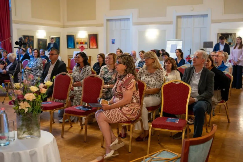 Az Értékvédő Konferencia érdeklődő közönsége, előtérben dr. Györfi Beáta alpolgármester, az értékvédő Egyesület Elnöke, a konferencia fő szervezője