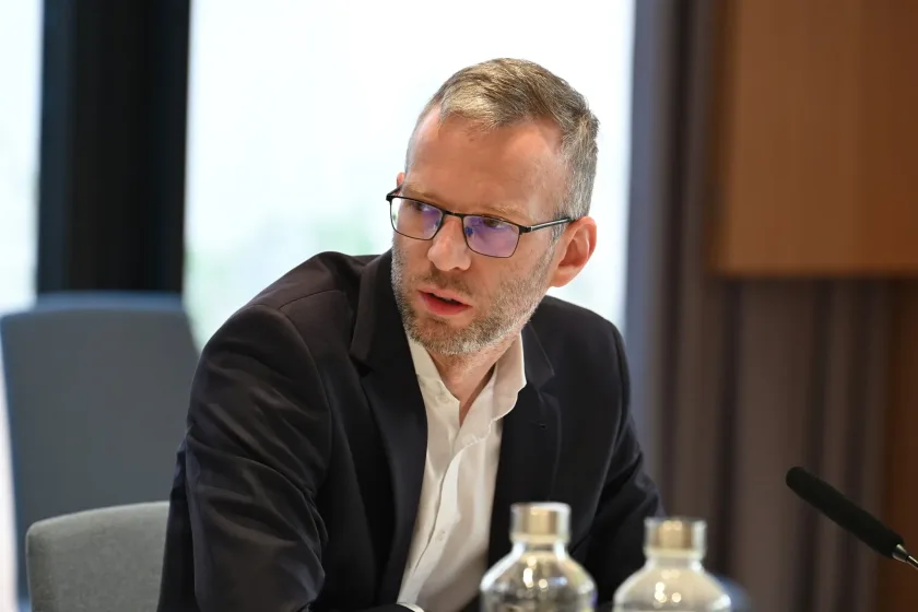 Bárdy Péter alpolgármester a testület előtt