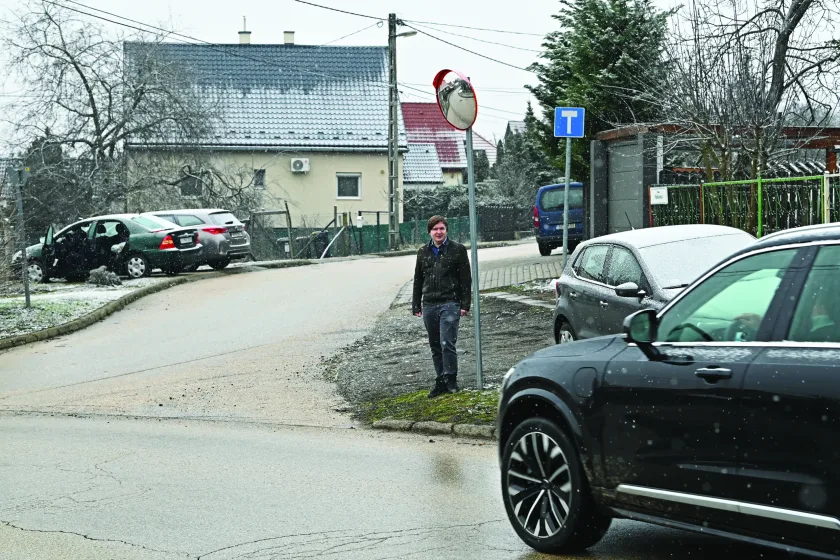 Molnár Gergely képviselő a Fűzfa utca tükörnél