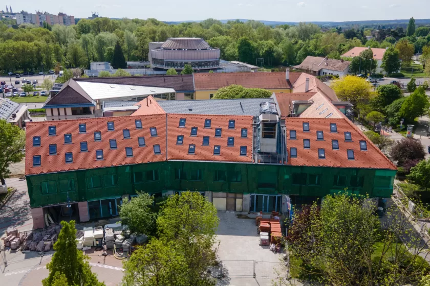 A cégnek novemberig van ideje a városháza 
felújítási és bővítési munkáinak elvégzésére