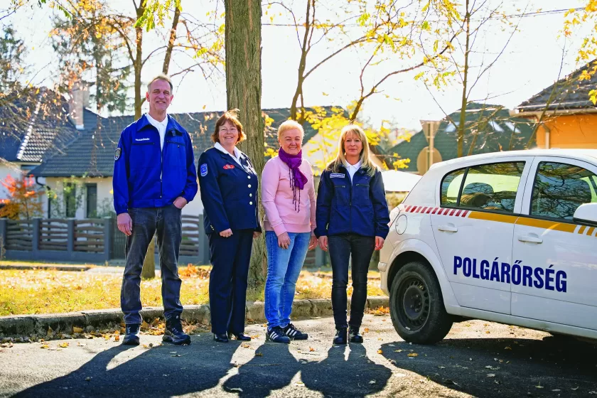 A képviselő és a polgárőrök: Bódy Gergő, Dömök Mihályné, Kristóf Etelka és Bitter Mónika