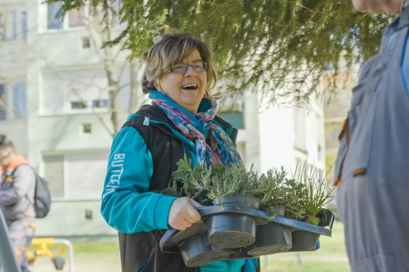 Dr. Györfi Beáta magaságyást készít | Fotó: Buza Zsófia
