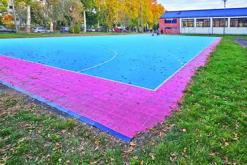 Lecserélik a Hajós-iskolai burkolatot, és szabad marad a pálya