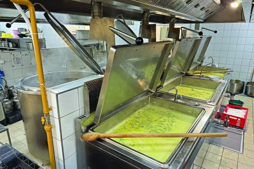 A Sony volt épületének kibővített konyhájában készül az ebéd