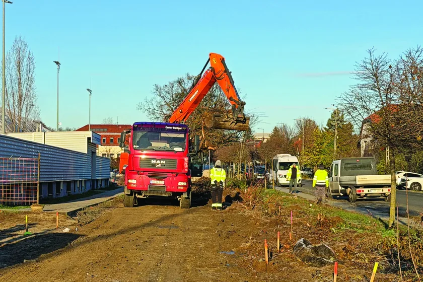 Eltűnt a csúnya betonkerítés, és új út épül