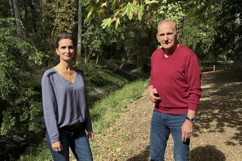 Mészáros Judit és dr. Gémesi György a Rákos-patak partján.