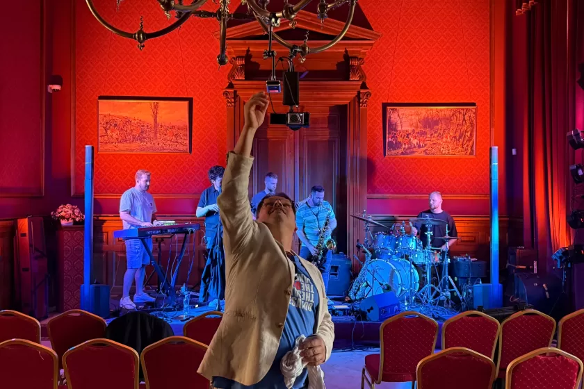 Ő a videós, a fotós, a műsorvezető, a pakoló, a vendéglátó egyben | Fotó: Jaeger Ákos