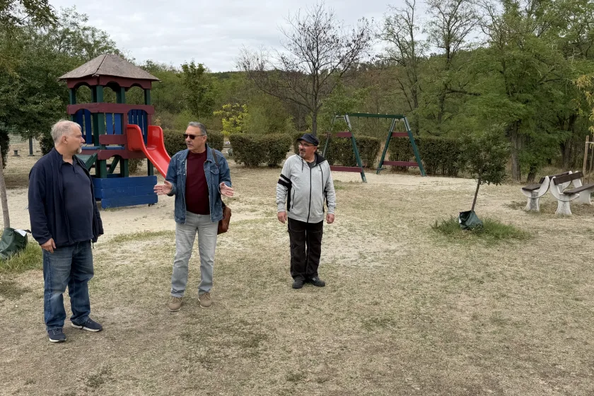 Az alpolgármester és a szakemberek a lámpa helyét tűzik ki