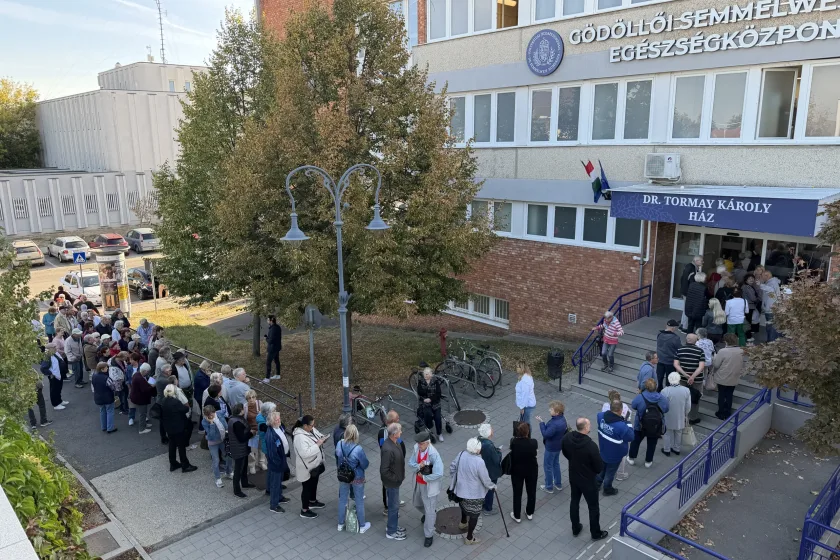 Október elseje, reggel fél kilenc. Végül egy óra alatt megszűnt a várakozás és a sorban állás