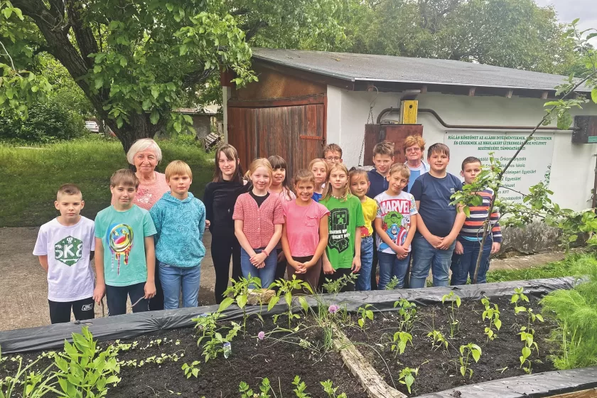 A petőfis diákok és mentoraik a magaságyás palántáival