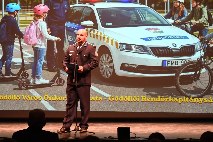 D. Tóth Norbert rendőr százados beszél a diákokhoz. Súlyos következményei lehetnek, ha valaki
kerékpáros sisak és más védőfelszerelések nélkül közlekedik