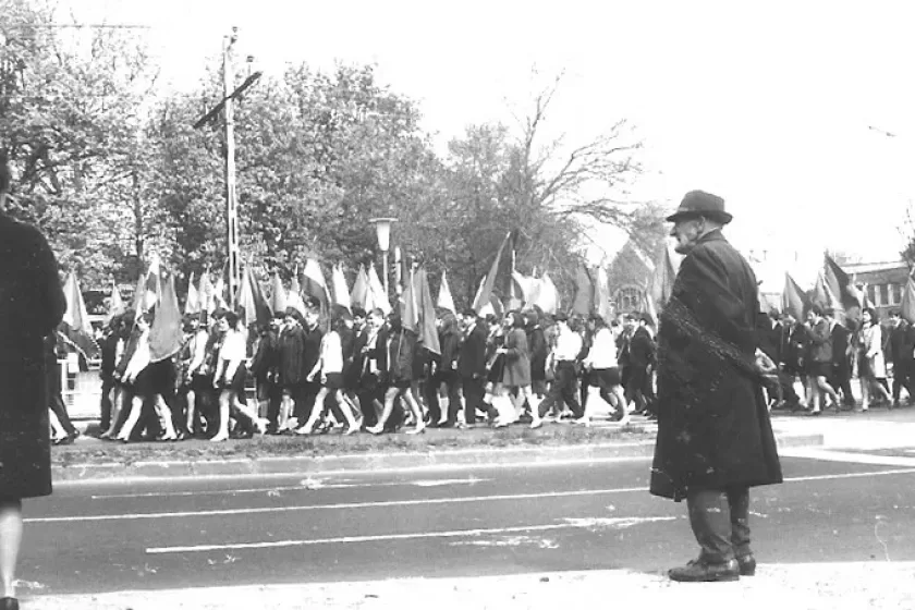 A Gödöllő Anno Facebook-csoportban sokszor felbukkan a kérdés, vajon mikor és miért vonult a május elsejei tömeg kivételesen Budapest felé a 3-as úton? A pontos válaszra még várnunk kell