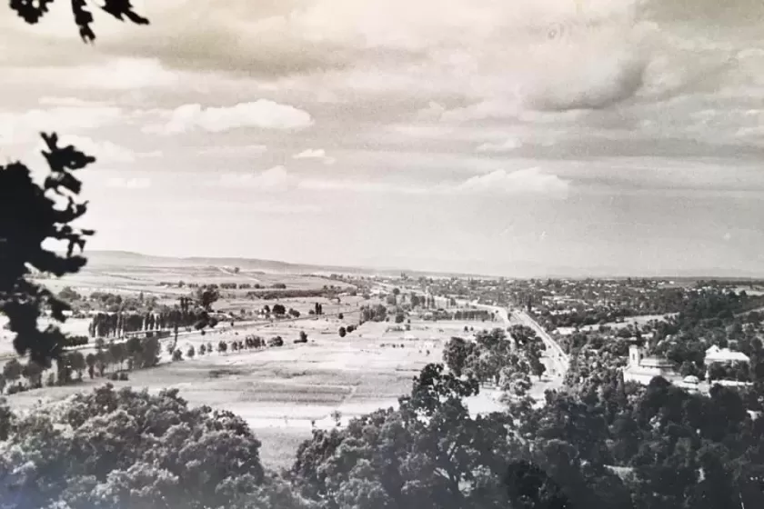 Máriabesnyő látképe, a háttérben Gödöllő. A kép jobb 
oldalán a Máriabesnyői Kegytemplom. A kép pontos 
készítési ideje nem ismert.