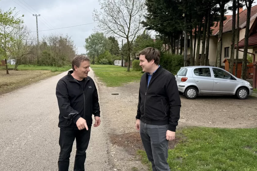 Gyenes Szilárd, a VÜSZI Nonprofit Kft. városüzemeltetési tanácsadója 
és Molnár Gergely képviselő