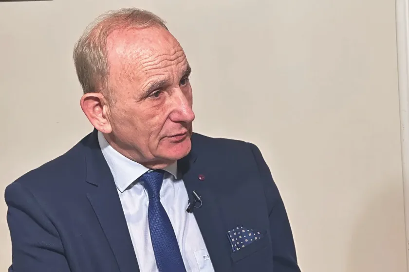 A legfontosabb az, hogy ne feszültséggel, ne haraggal, ne gyűlölettel tekintsünk egymásra, hanem mosolyogjunk és fogjunk kezet.